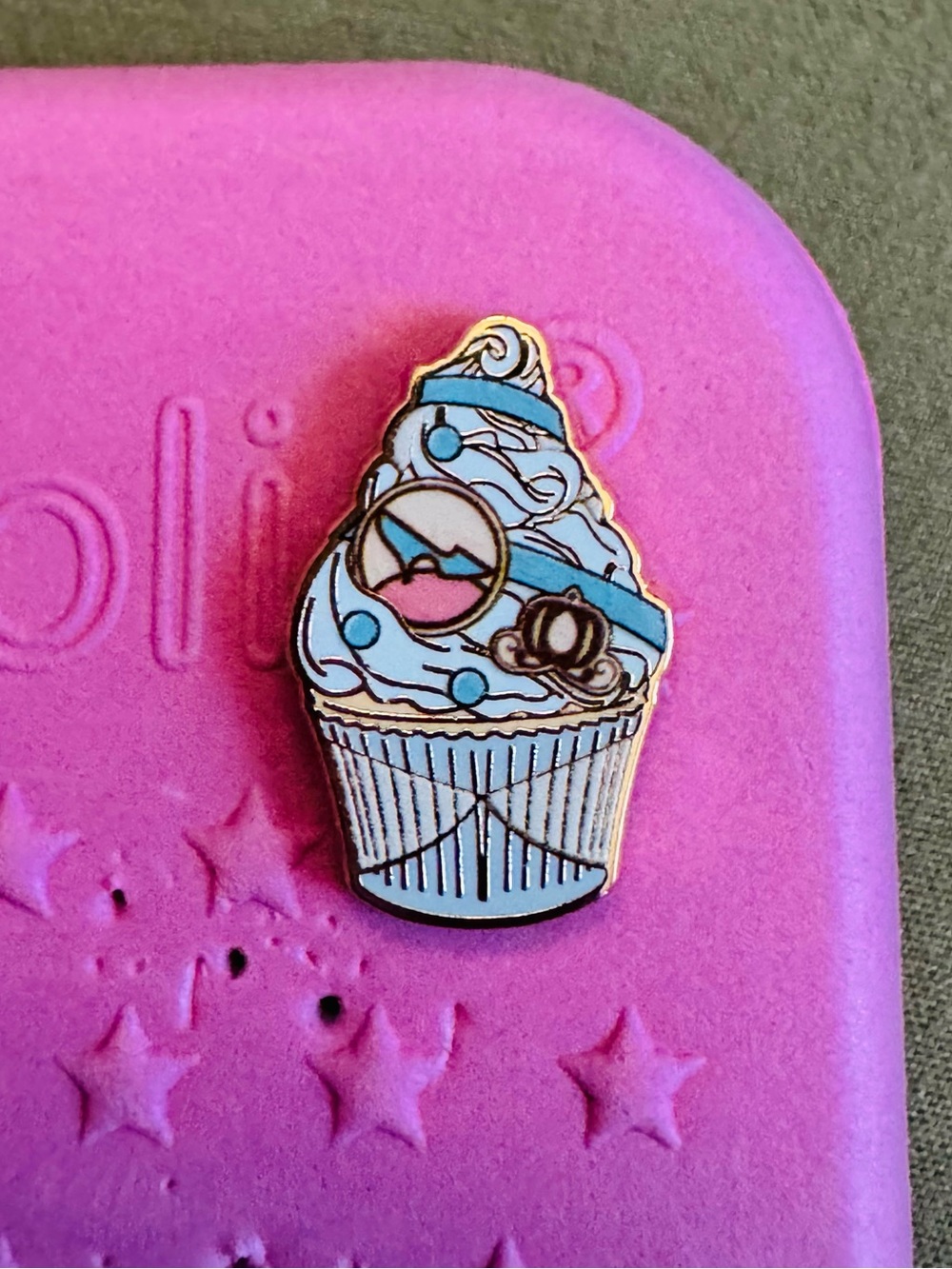 LE 100 PALM Micro Disney Princess Cupcake Chaser Pin - Cinderella